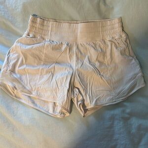 White lulu hotty hot shorts size 4 4”